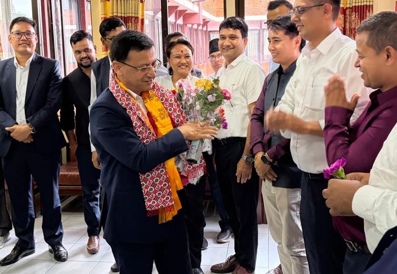ठेक्का तोड्न नमानेपछि मन्त्री नभएको बेला प्रधानमन्त्रीको ठाडो आदेशमा डिजी पक्राउ