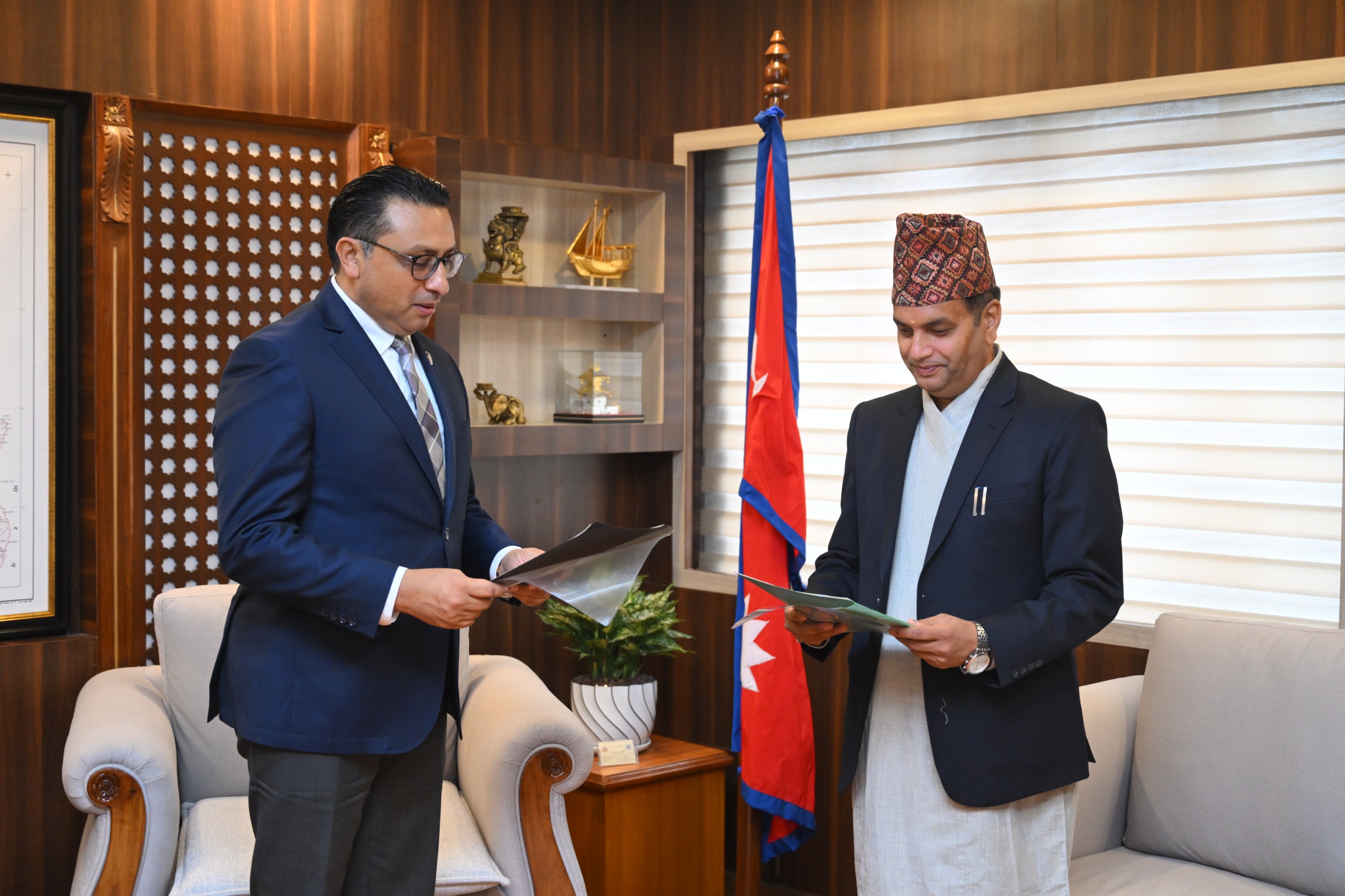 नियुक्त गरेको दश दिनपछि धितोपत्रका अध्यक्षलाई सपथ खुवाएर अर्थमन्त्रीले के-के अह्राए ?