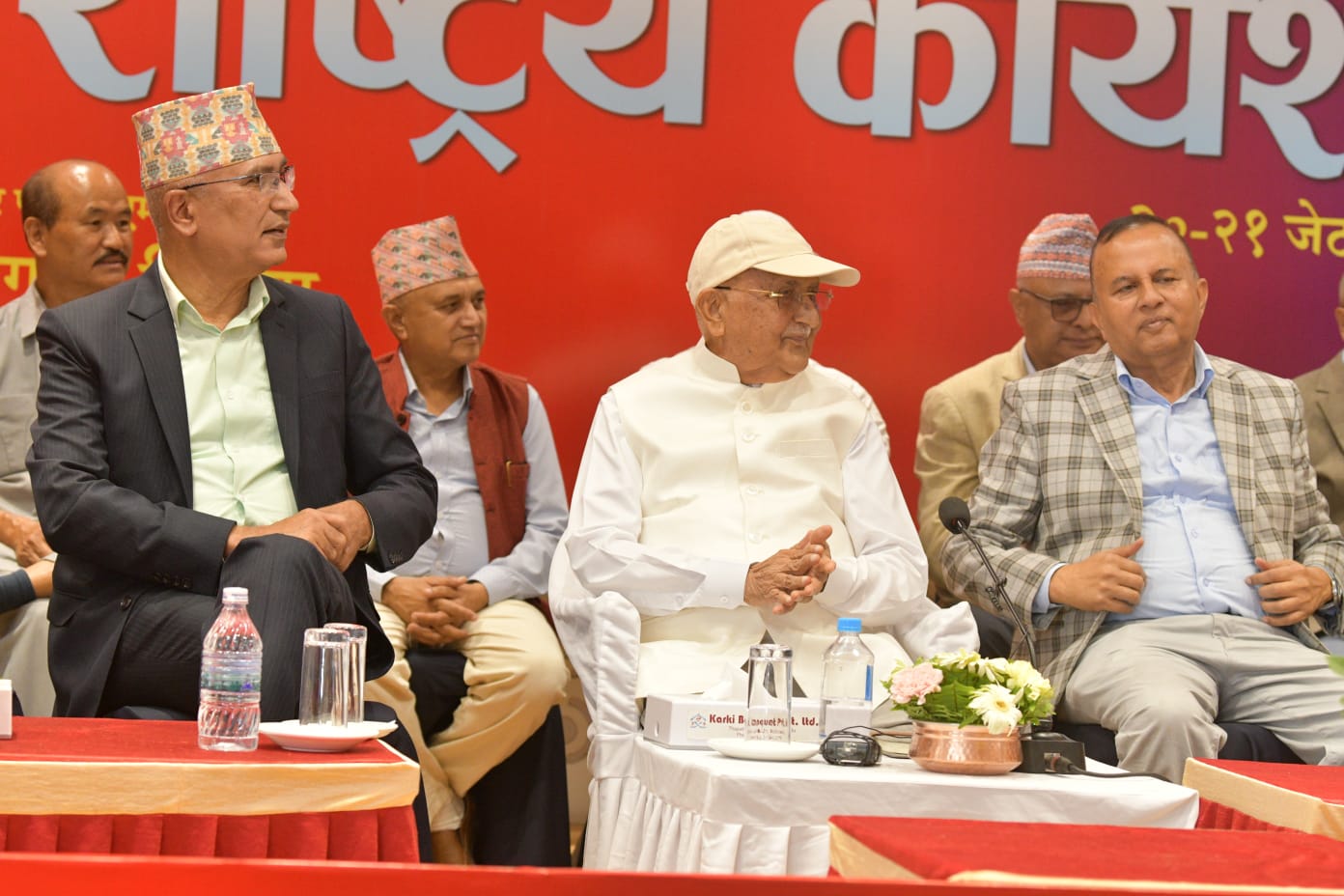 ओलीको प्यारो हुन लिगलिगे दौड चलाउनेले तिनै ओलीलाई किन दिंदैछन् ठाडै चुनौती ?