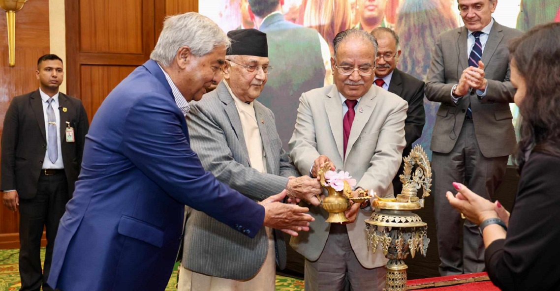 प्रधानमन्त्रीले देउवा र प्रचण्ड डाके, निजामती विधेयक १४ गते सम्मलाई किन थन्कियो ?