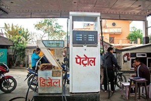 पेट्रोल र डिजेलको मूल्य घट्यो