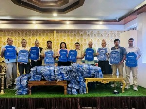 परोपकारमा लिप्त एसएस फाउन्डेसनले मधेशका विद्यार्थीलाई दियो झोला