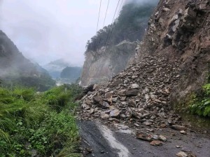 मुग्लिन-नारायणगढ सडक खण्डमा पहिरो