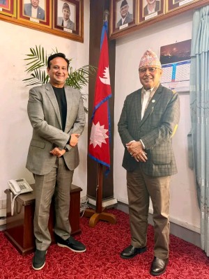 अर्थमन्त्रीलाई धन्यवाद दिन चौधरी पुत्र निर्वाण मन्त्रीको कार्यकक्षमै झुल्किए