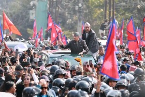 पूर्वराजा ज्ञानेन्द्र शाह झापाबाट काठमाडौँ फर्किए,  उर्लियो भीड