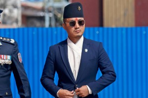 बिचौलियासँग स्वर मिलाएर रातारात धनी बनेका गृहमन्त्रीले दिए राजीनामा