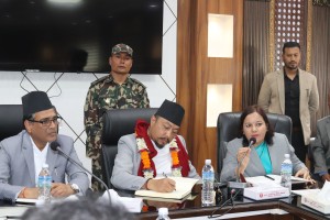 झोलामा खोला बोक्ने  र लाइसेन्स लिएर पनि काम नगर्नेलाई उर्जामन्त्रीले कोर्रा हान्ने