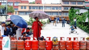 नयाँ सरकारको नयाँ काम, डिपो सुकाएर ग्याँस बाँड्दैछ धमाधम