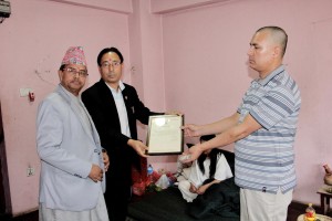 आफैं मृत्यु रोजेका खड्काको परिवारलाई शहरी मन्त्री बुढाले दिए आधा लाख
