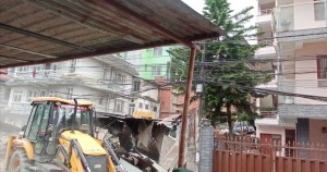 लोकसेवाका अध्यक्षको घरै छेउको कवाडीमा चल्यो बालेनको डोजर