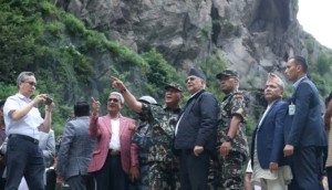 तीनमन्त्री  र मुख्यसचिव सहित रसुवा पुगेर प्रधानमन्त्रीले बाढीको गरे अवलोकन