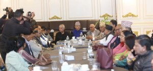 दुईभाई कोइरालालाई दायाँबायाँ राखेर खड्काले चलाए देउवा कांग्रेसको बैठक