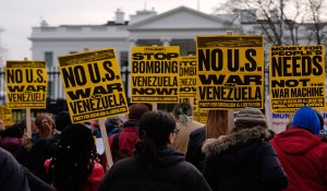 तेलमा आँखा गाडेको अमेरिकाले अस्थायी रूपमा भेनेजुएला चलायो