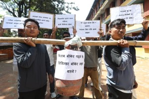 रित्तो ग्यास सिलिन्डर बोकेर सडकमै निस्किए विद्यार्थी