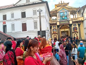 साउनको पहिलो सोमबार आज बिहानैदेखि पशुपतिनाथमा भक्तजनको घुइँचो