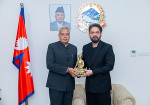 कालो चस्मा खोलेर भारतीय राजदूतलाई वालेन्द्रले उपहार दिए गौतम बुद्धको प्रतिमा 
