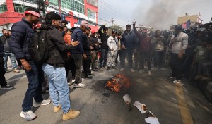 जेनजी जाँचबुझ आयोगको प्रतिवेदन एमालेले सडकमै जलायो 