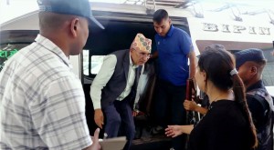 पटके अर्थमन्त्री पौडेललाई सार्वजनिक गाडीमा खाँदेर सम्पत्ति शुद्धीकरणमा उभ्याईयो