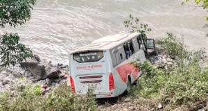 दुईवटा सवारीसाधन आपसमा ठोक्किँदा २० जना घाइते, बस त्रिशुलीमा खस्यो