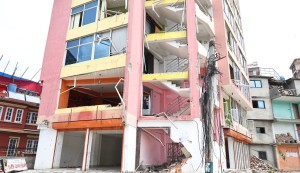 सात तल्ले घरको चार ताला चिथोरेर डोजर बाटो लाग्यो 
