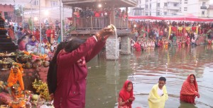 छठपर्व आज बिहान उदाउँदो सूर्यलाई अर्घ्य दिएपछि सकियो