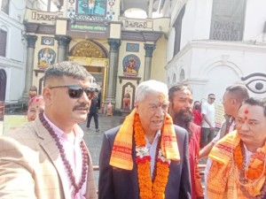 एकातिर भानुलाई अर्कातिर राजुलाई राखेर देउवाले गरे पशुपतिनाथको दर्शन