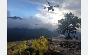 रसुवाको विभिन्न गाउँहरूमा ड्रोनमार्फत खाद्यान्न ढुवानी