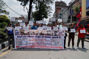 कोरिया जान भाषा परीक्षा पास गरेका युवाको नाराबाजीले माईतीघर गुञ्जियो 