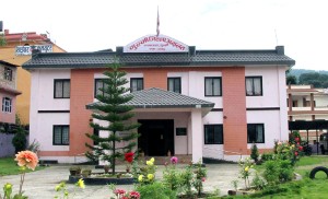 सम्बन्धविच्छेद गर्न अदालत पुगेका श्रीमानले श्रीमतीलाई भकुर्नुसम्म भकुरे