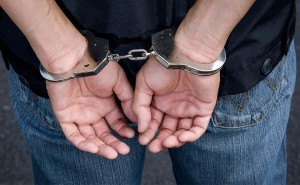 स्रोत नखुलेको ११ लाख बोक्ने गौतमको हातमा हत्कडी 