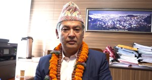 कुलमानले अढाई महिना दुख दिएपछि अदालतबाट अभयदान पाएका हितेन्द्रले थाले काम