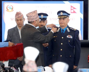 गृहसचिव रामेश्वरले नयाँ आईजीपी दानबहादुरलाई लगाईदिए फूली