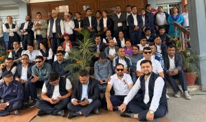 कर्मचारीले विधेयक पास भएपछि समस्या देखे, मन्त्री छिर्न नदिन पलेंटी कसेरै बाटो छेके
