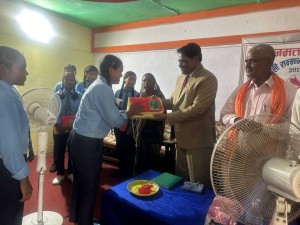 मनकारी सांसद अब्दुल खान, विपन्न छात्रालाई बाँडे शैक्षिक सामग्री थान् का थान् 