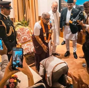 प्रधानमन्त्री नियुक्त भएका दिन सुशीलाको खुट्टा ढोग्ने गुरुङले पदभार गरेकै दिन मागे राजीनामा