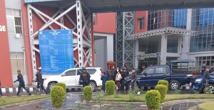 गुण्डुबाट थुतिएका पूर्वप्रधानमन्त्री ओलीलाई स्वास्थ्य परिक्षणका लागि अस्पताल लगियो