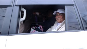 श्रीमती राधिकालाई अँगालो हालेर ओलीको शनिबार सबेरै हिरासत यात्रा