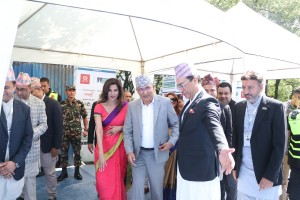 ओली सरकारले सडक धूलो र हिलोरहित बनाउने, अर्थमन्त्रीले नाईमा पुगेर के सुनाए ?