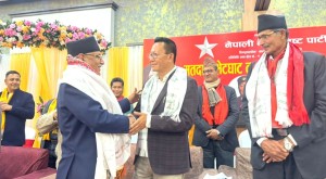 एमाले परित्याग गरेका निमफुन्जोलाई प्रचण्डको अबिर माला