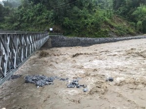 बाढीले पुल बगाएपछि सडक अवरुद्ध