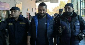 मौसमले साथ नदिएपछि रवि लामिछाने चितवनबाट गाडीमा रुपन्देही जाने