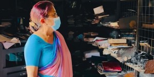 खरानीको टीका लगाउँदै ओली पत्नी राधिकाले खरानी भएका दुई घरको फन्को लगाईन्