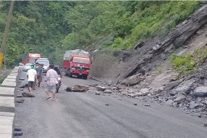 पृथ्वी राजमार्ग एकतर्फी खुल्यो