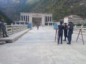 रसुवागढी नाकामा तीन भाषामा ‘साइनबोर्ड’