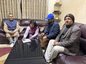 अशोक राईलाई पिठ्यूँ फर्काएर रेणु यादव उपेन्द्रतिरै लपक्कै 