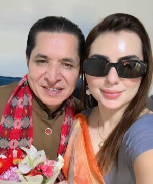 फिल्ममा फ्लप भएपछि पत्रकार ऋषि धमलाकी पत्नी एलिजाले किन पार्टी चहार्दै हिंडिन् ?