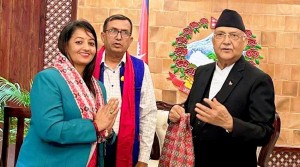 गृहको बरण्डाका सहसचिवकी पत्नीलाई प्रधानमन्त्रीको खादा