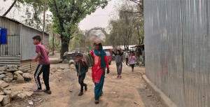 बालेनले डोजर चलाउन उर्दी जारी गरेपछि सुकुमबासीले आफू बसेको घर खाली गर्न थाले