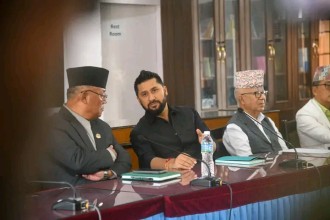 शौचालयको आडैमा रवि लामिछानेको बैठक, बालेन बोलेपछि रविको टेबुलटक