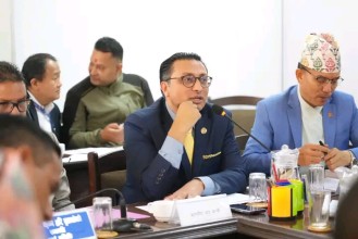 सदनमा सांसदले अर्थमन्त्रीको हुर्मत लिए, वाग्लेले समिति बैठकमा बयान दिए